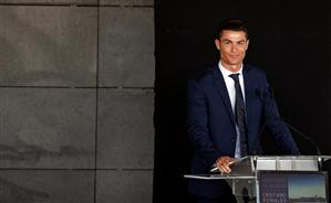 Cristiano Ronaldo - nu-l recunoşti după statuie! Bustul care-l reprezintă nu-i seamănă deloc - FOTO