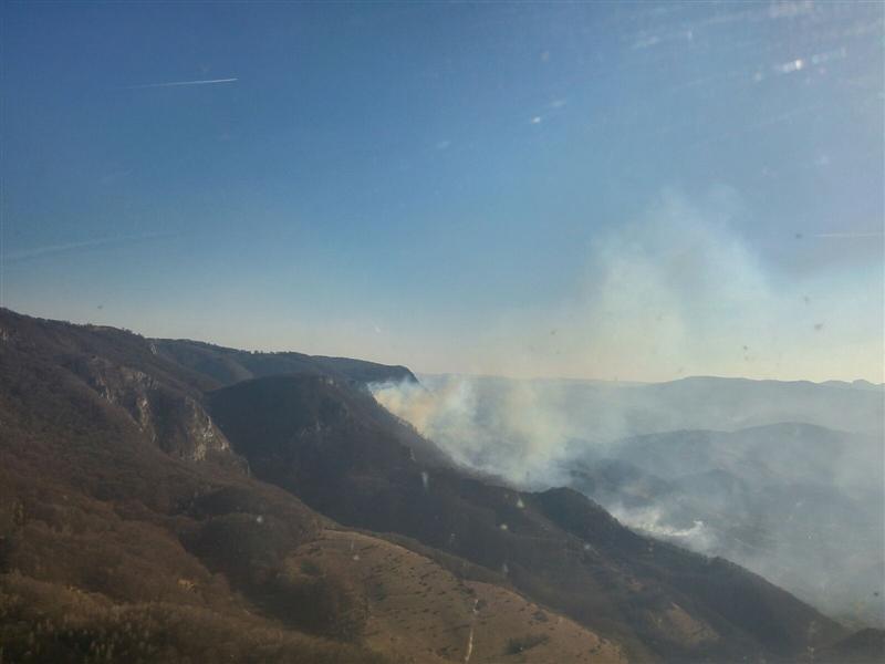 FOTO/VIDEO Un elicopter al Unității de Aviație Cluj a luat parte la stingerea unui incendiu din Apuseni