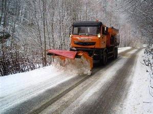 Intervenţii pe mai multe drumuri judeţene afectate de zăpadă şi de căderile unor copaci FOTO