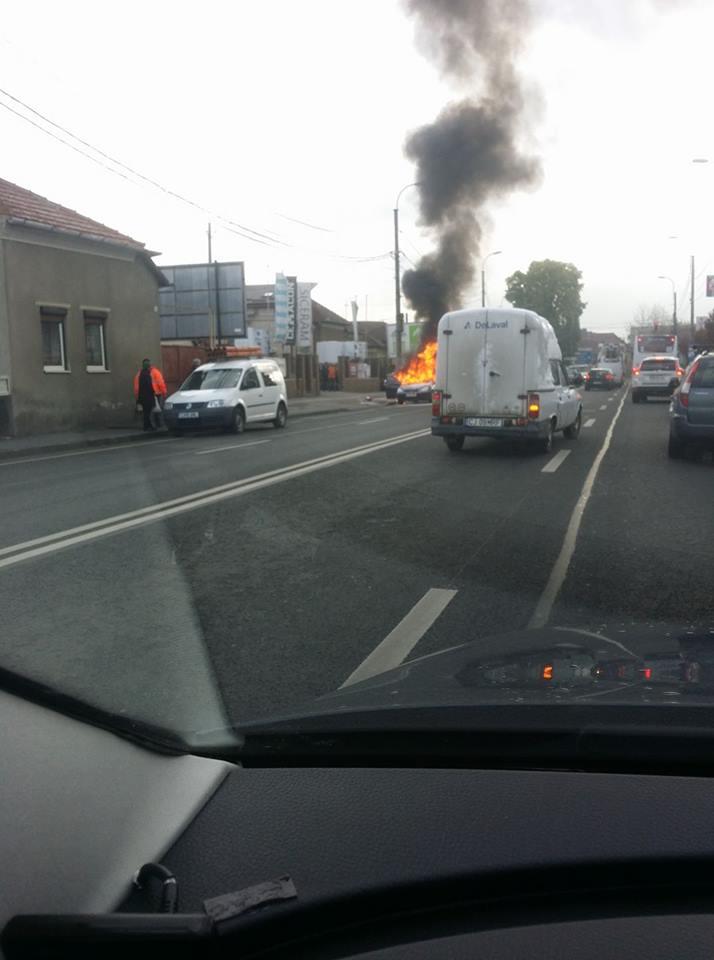 O maşină a luat foc în zona Autogării din Cluj-Napoca