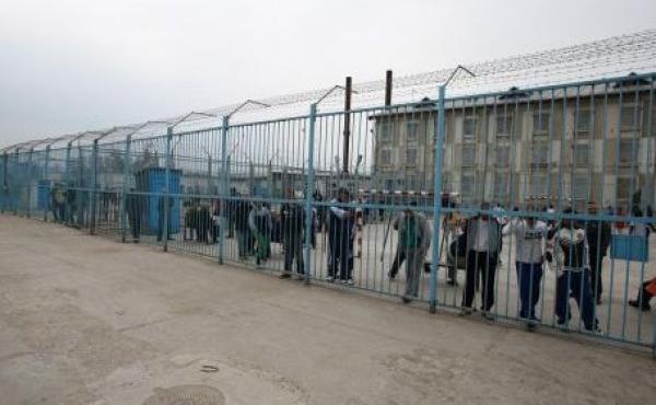 Viaţa în cea mai aglomerată închisoare din România. Moş Vasile, 80 de ani: Nu ţin minte de când sunt închis, mi-au luat ideile