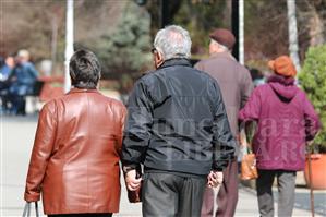 Populaţia României este mai bătrână, sunt mai mulţi orăşeni şi mai multe femei