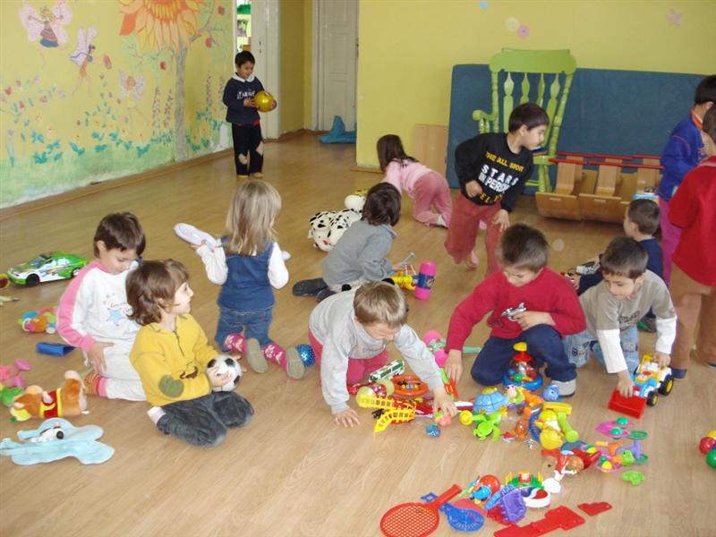 Reînscrierile în grădiniţe încep în 8 mai, iar înscrierile copiilor nou-veniţi se fac din 22 mai. 