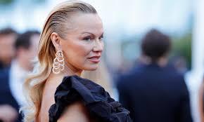 Pamela Anderson, de nerecunoscut, la Cannes. Ce apariţie a avut actriţa pe covorul roşu