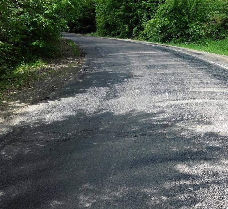 Lucrări de asfaltare pe drumul Băișoara – stațiunea Muntele Băişorii