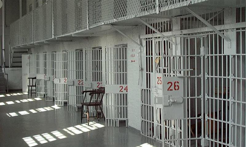 Lipsa persoanelor încarcerate închide penitenciarele din Olanda. Soluţia, importul de deţinuţi