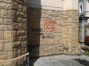 Holocaustul, negat prin inscripţii antisemite pe Sinagoga Evreiască din Cluj-Napoca. Poliţia a fost sesizată