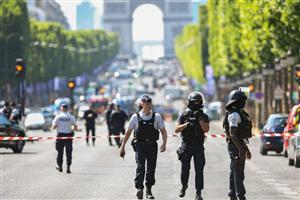 Alertă în centrul Parisului. Un vehicul al Jandarmeriei, lovit intenţionat cu o maşină. Polliția: 