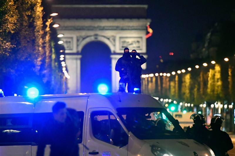 Patru rude ale bărbatului care a atacat un vehicul al Jandarmeriei la Paris, reţinute de poliţia franceză