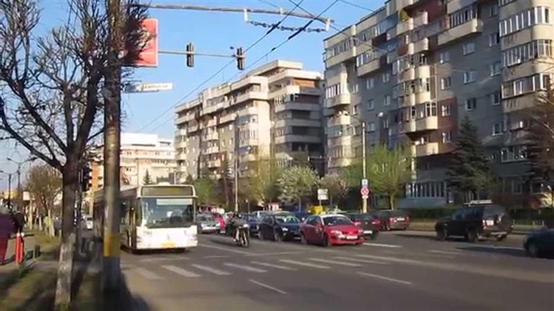 Sens giratoriu + Trecere de pietoni decalată, cu două semafoare. În Mănăștur