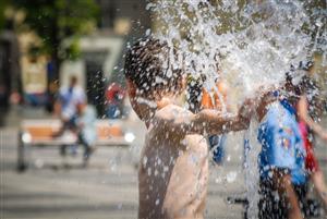 Caniculă şi ploi. Avertizările meteorologilor 