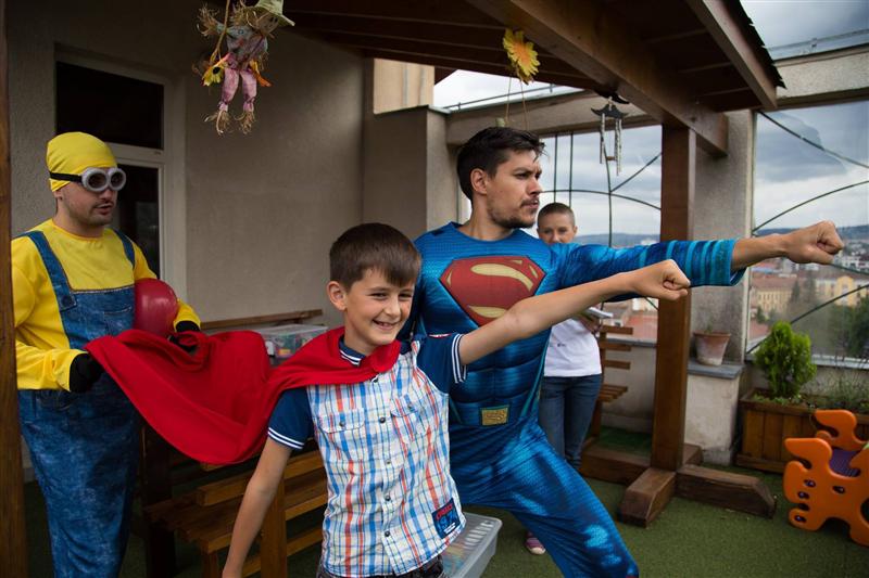 Superman, Elsa şi Minions, în vizită la copiii internați în spitalele din Cluj