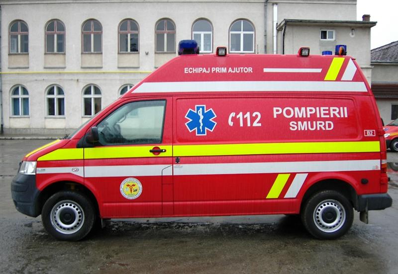 Accident la Cluj. Şoferiţă accidentată grav după ce a intrat cu maşina într-un parapet