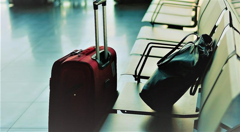 Schimbări în politica de bagaje la o cunoscută companie aeriană low cost: Bagajul mare de mână nu va mai fi tarifat 