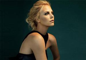 BLONDA ATOMICĂ | Charlize Theron, ţinută îndrăzneaţă la premiera celui mai provocator film în care joacă – FOTO