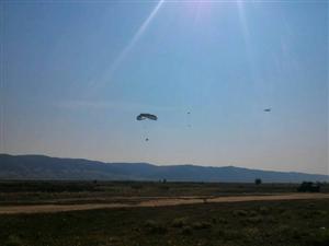 Cluj: Materiale şi tehnică militară, paraşutate din avioane Hercules la un exerciţiu militar