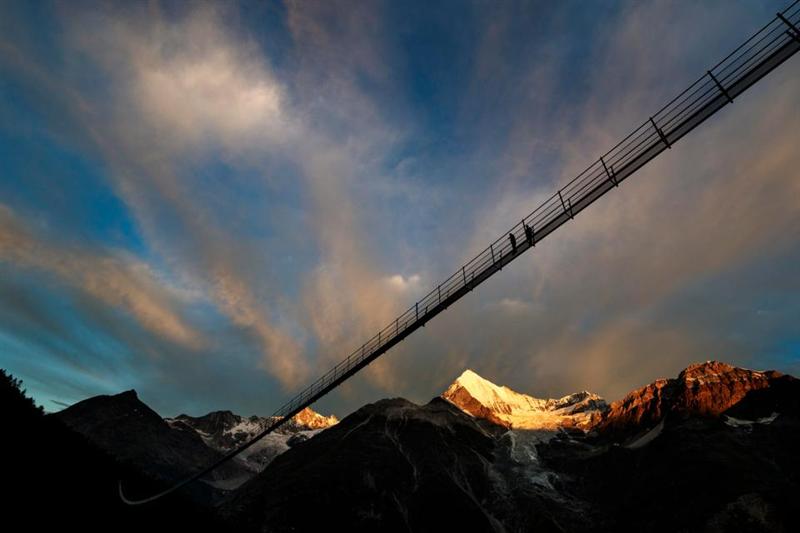 VIDEO | Cel mai lung pod pietonal din lume, inaugurat în Elveţia. Imagini spectaculoase