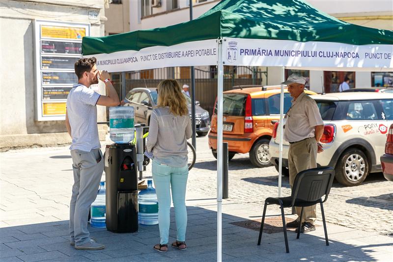 Corturi anticaniculă şi apă gratis la Cluj