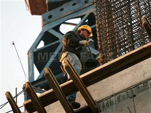 Se scumpesc materialele de construcţii. Românii reveniţi din străinătate pentru vacanţa de vară măresc cererea