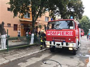 Şapte persoane evacuate dintr-un bloc din Cluj, după ce un magazin a fost cuprins de flăcări FOTO