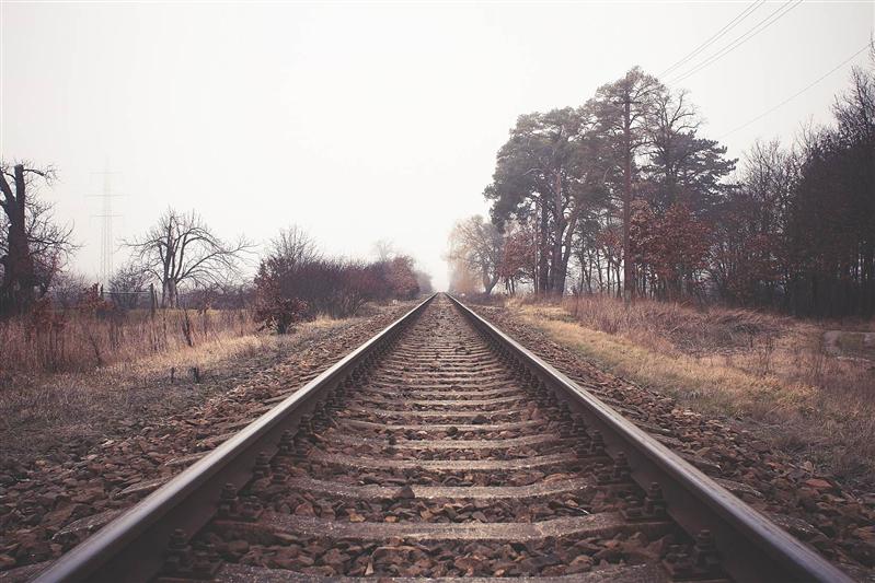 Tragedie pe calea ferată. O femeie şi cei trei copii ai săi au murit loviţi de tren