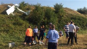 Un avion cu două persoane la bord s-a prăbuşit lângă Paşcani. Pilotul a murit