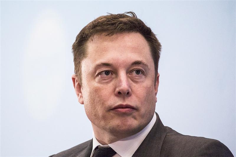 Elon Musk, alături de 100 de specialişti în inteligenţă artificială avertizează împotriva 