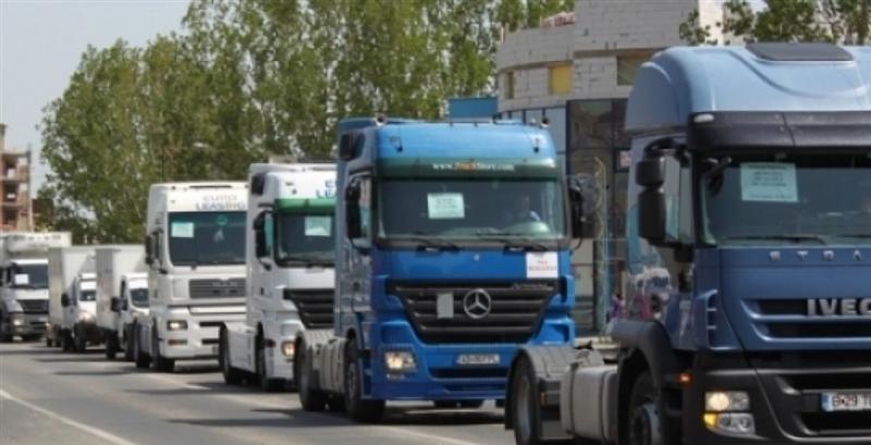 Transportatorii vor să protesteze, joi, la venirea preşedintelui Franței în România