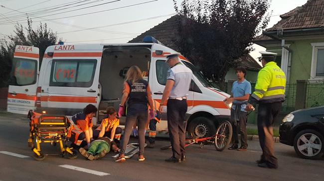 Un biciclist a fost lovit de o mașină