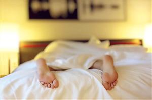 15 sfaturi pentru un somn liniștit | Nr. 1: Dormiţi singuri când sunteţi foarte obosiţi