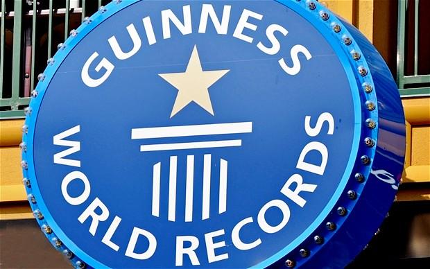 Guinness World Records, ediţia 2018: Femeia cu gene de 12 cm și pisica cu cea mai lungă coadă