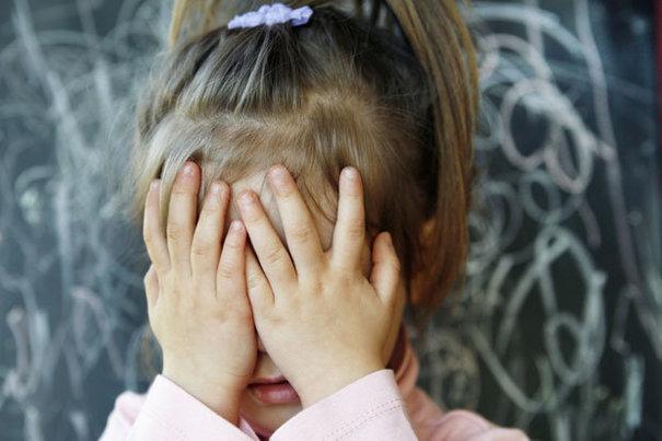 România blestemată! Aproape 10.000 de copii au fost ABANDONAŢI de părinţi în ultimul an