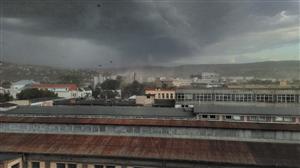 Furtuna de la Cluj a lăsat urme. Copaci rupți, stâlpi îndoiți și un acoperiș afectat - FOTO/VIDEO