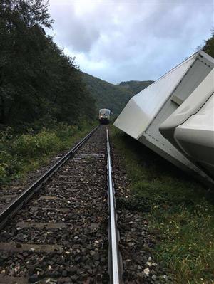 TIR răsturnat în Negreni. Circulaţia feroviară a fost reluată