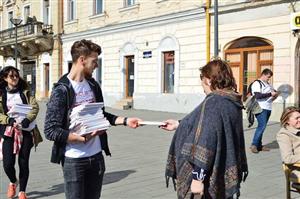Clujenii, îndemnaţi să citească în mod inedit: 3.000 de cărţi, lăsate la întâmplare prin oraş