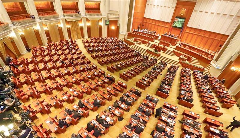 Legea finanţării partidelor, modificată. Banii obţinuţi nelegal nu mai pot fi confiscaţi