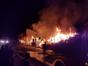 INCENDIU DE PROPORŢII. Ard barăcile de pe strada Cantonului! 34 de oameni au rămas fără case - VIDEO, FOTO