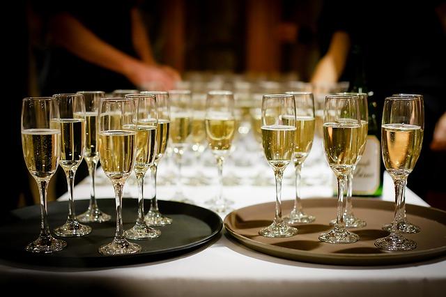 Ce este „drunkorexia”, boala care afectează din ce în ce mai mulţi tineri