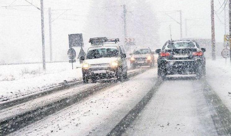 Circulaţie în condiţii de iarnă în mai multe zone din ţară. Două drumuri naţionale, închise