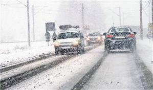 Circulaţie în condiţii de iarnă în mai multe zone din ţară. Două drumuri naţionale, închise