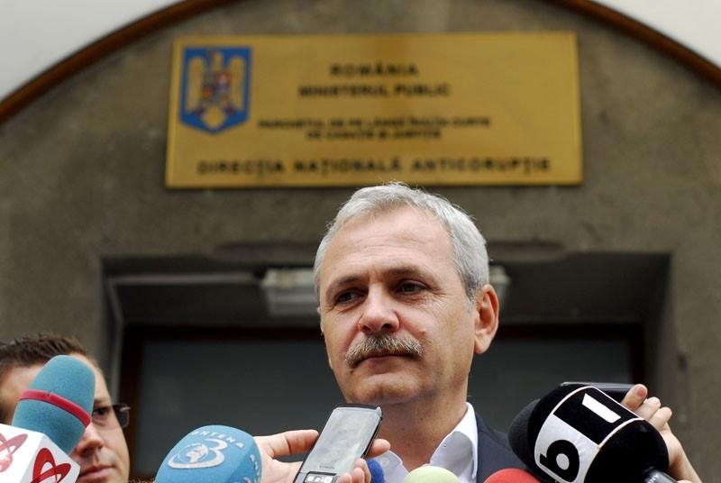 Liviu Dragnea a părăsit sediul DNA. Liderul PSD, întâmpinat la sosire în aplauzele colegilor şi ale susţinătorilor