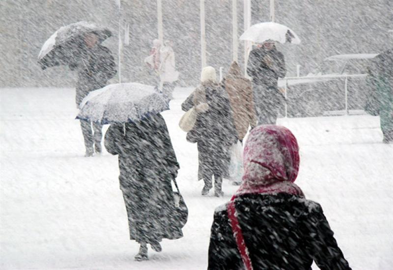 Alertă meteo de ninsori şi vânt puternic la munte. Va ninge slab şi în nord-vestul şi centrul ţării