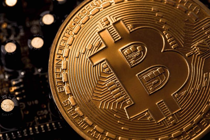 Bitcoin a depăşit pragul de 10.000 de dolari. La începutul anului valora mai puţin de 1.000