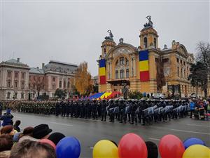 Paradă militară de Ziua României, în centrul Clujului. Imnul Național, intonat de mezzosoprana Lavinia Bocu VIDEO