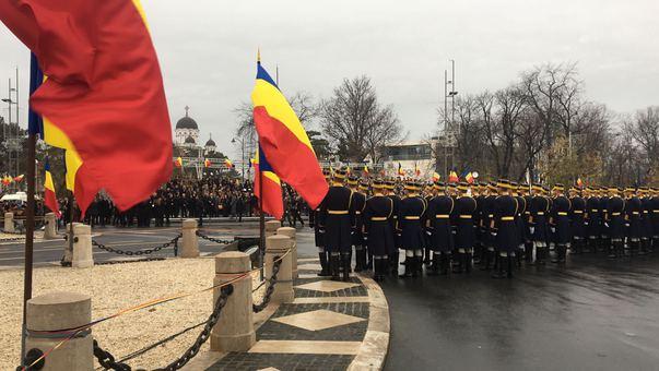 Parada militară de la Bucureşti : 3.500 de militari şi 350 de mijloace tehnice VIDEO