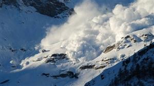 Turişti, surprinşi de o avalanşă în Parâng. Unul dintre ei este dat dispărut