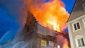 CLĂDIRE în care se aflau români, INCENDIATĂ în Germania: 33 de persoane au ajuns la spital