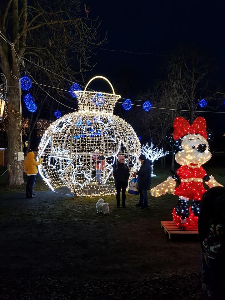 A fost inaugurat Târgul de Crăciun din Floreşti. Are patinoar cu nocturnă FOTO