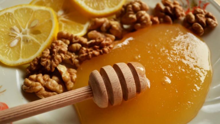 Amestecul-magic pentru sănătate: miere şi nuci