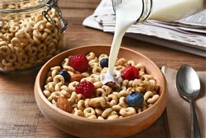 Ce conţin, de fapt, cerealele pentru micul dejun? Cum sunt păcăliți cumpărătorii + LISTA E-urilor